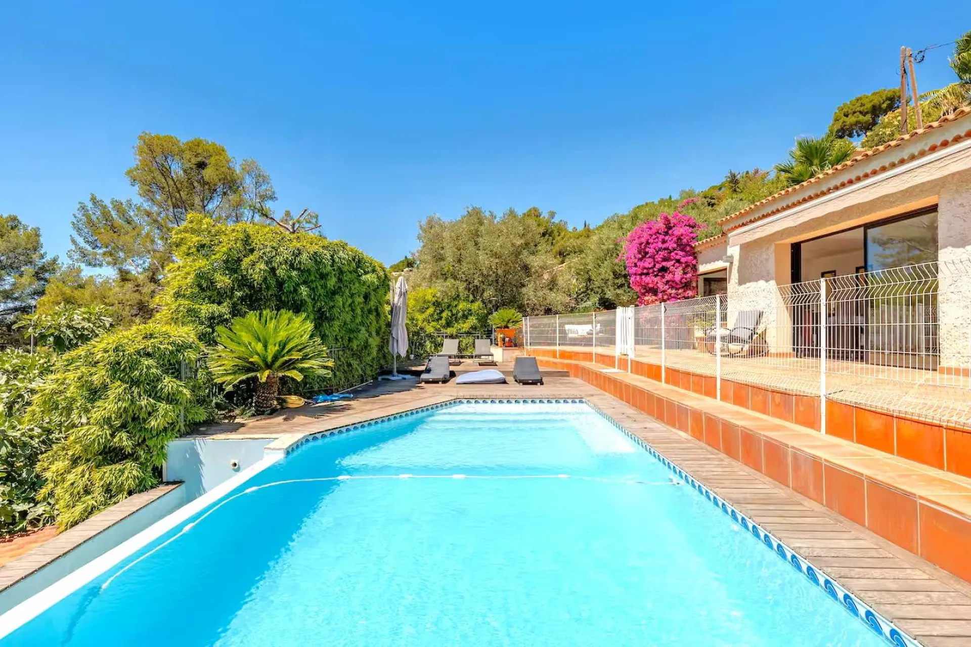 Vente maison T4 Cassis au sein d'un quartier résidentiel prisé et sécurisé avec piscine et vue dégagée