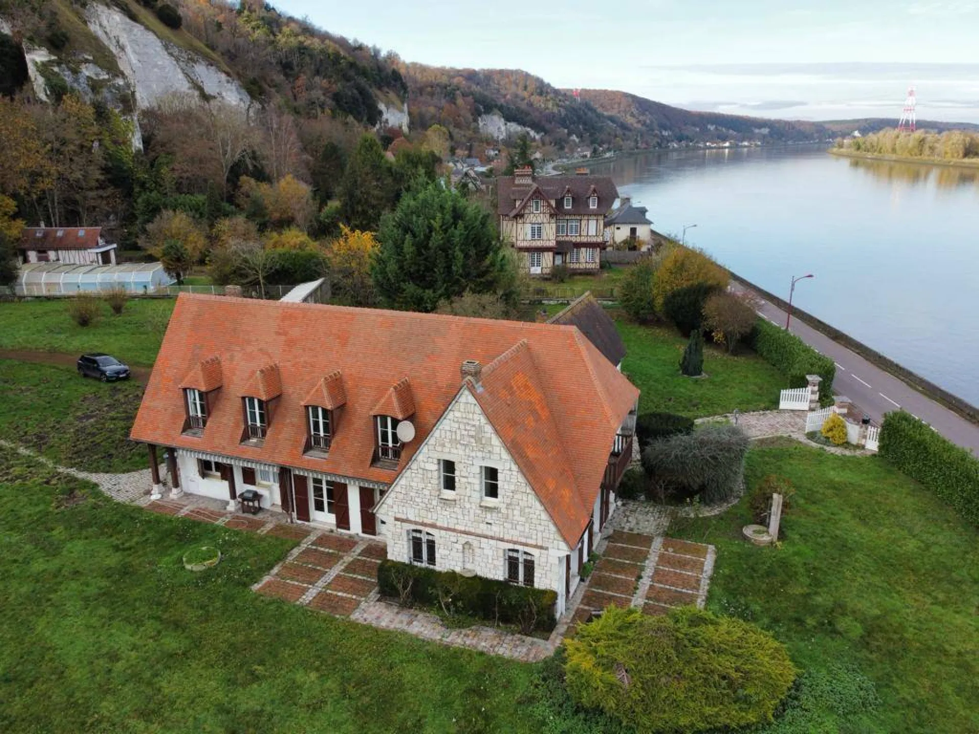 A saisir belle propriété de 285 m² édifiée sur 9000 m² de parc commune de LA BOUILLE 76530