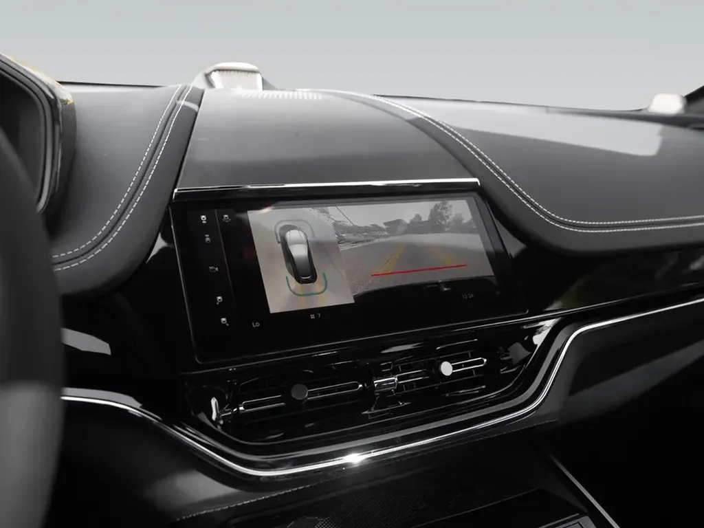 Écran multimédia et caméra Aston Martin DBX707 technologie luxe Bordeaux