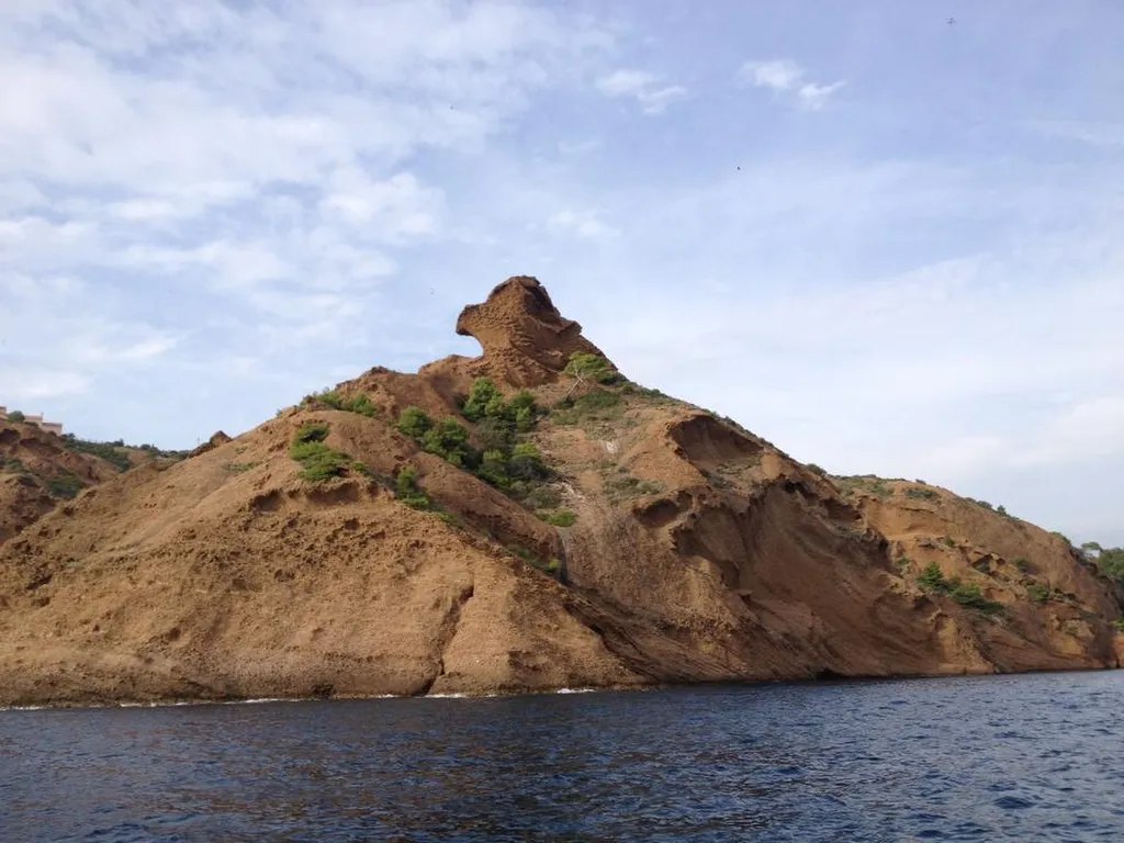 Découvrez la majestuosité du Cap Canaille depuis nos bateaux Zodiac, offrant une vue imprenable sur l'une des plus hautes falaises maritimes d'Europe avec L'Eden Boat.