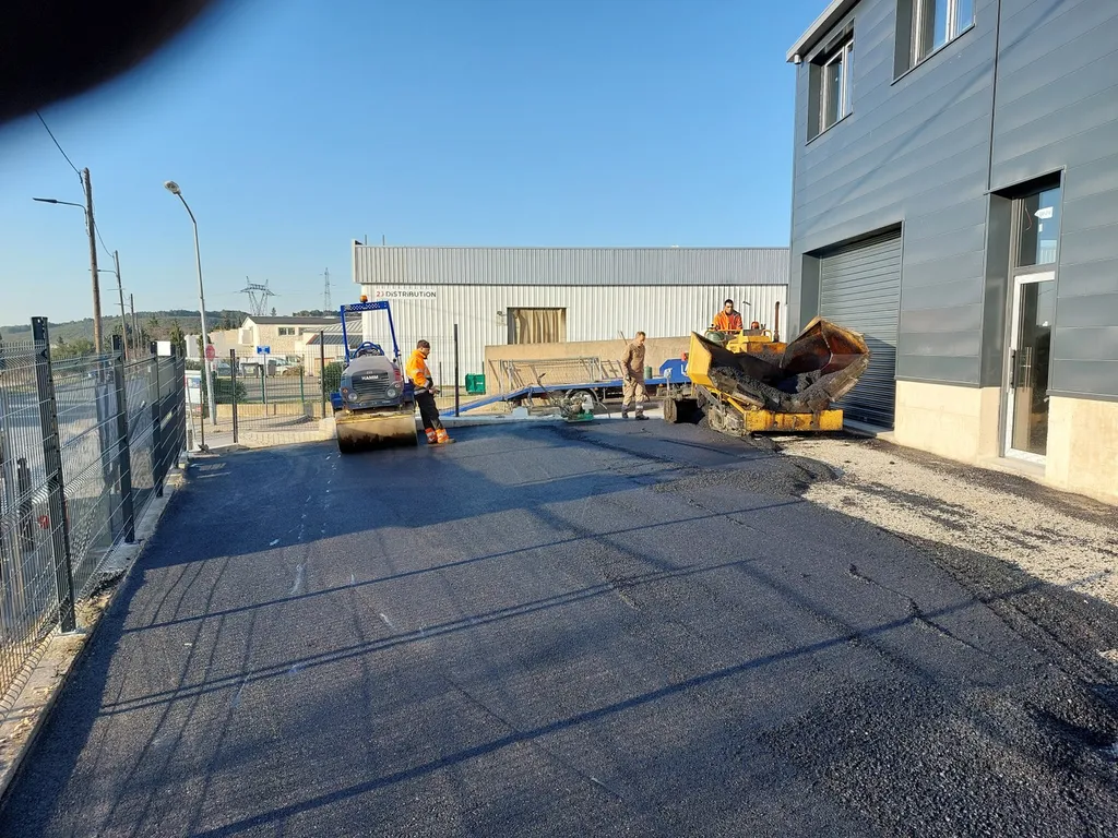 Réalisation du parking d'un entrepôt en enrobé de bitume noir à Septême les Vallons dans les Bouches du Rhône
