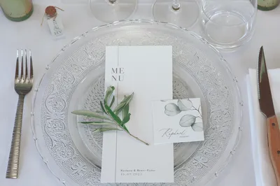 Décoration de table mariage chic avec branches d'olivier 