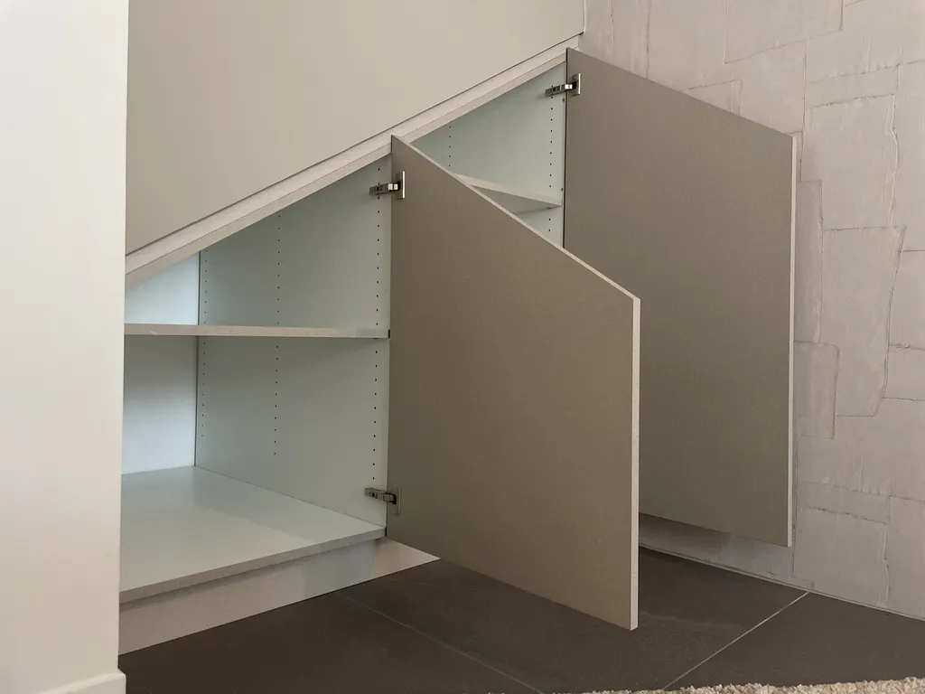 Aménagement sous escalier avec étagères