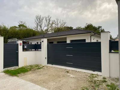 Installation d'un portail coulissant aluminium sur mesure et d'un portillon assortit sur la commune de St Jean d'Illac proche de Cestas et Pessac