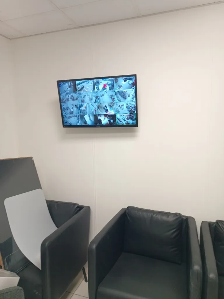 Pose de 15 caméras de surveillance DAHUA dans un magasin de bricolage à Manosque avec tirage de câble, pose de raccordement et formation du personnel