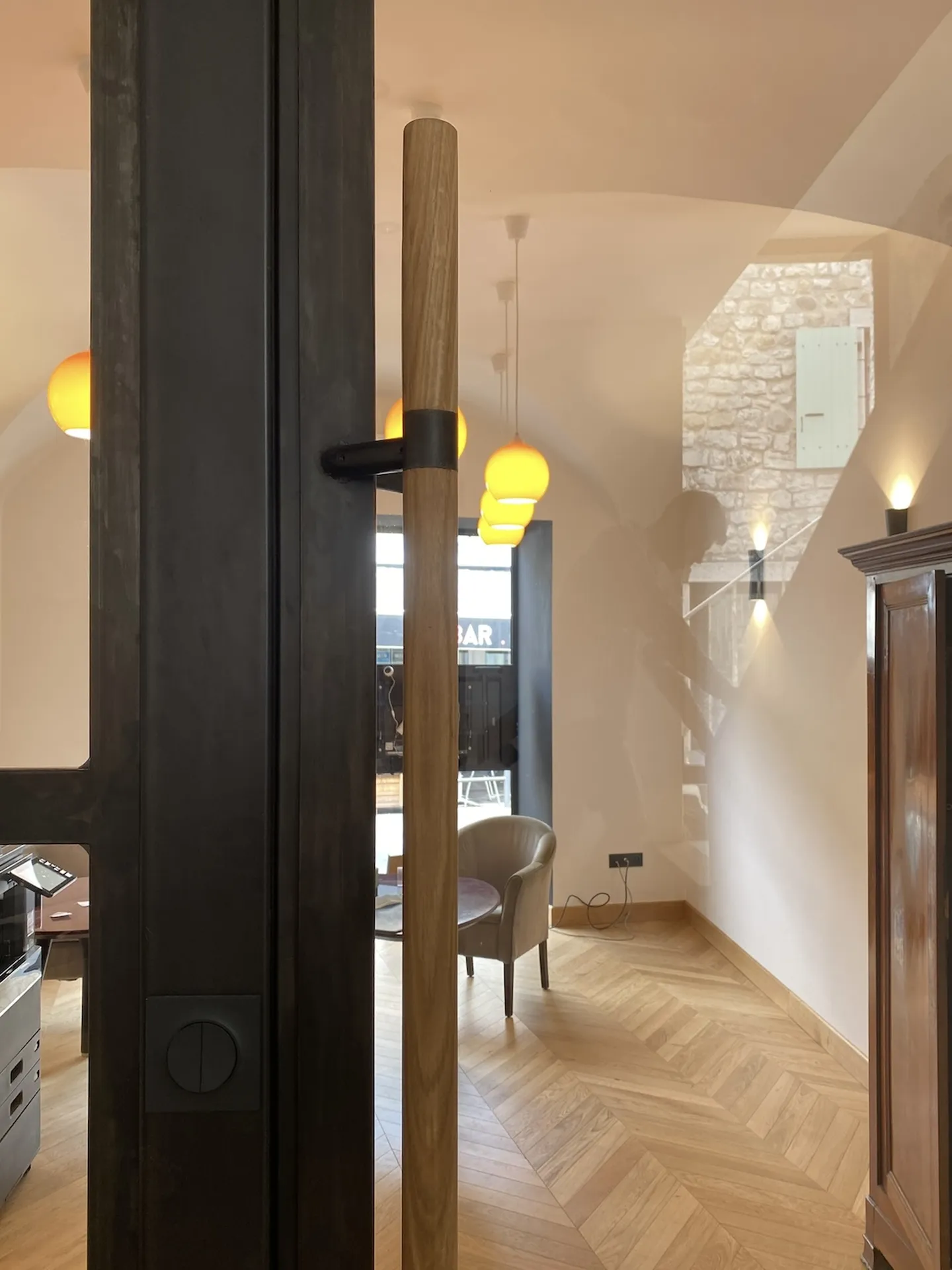 Verrière sur mesure à Ruoms pour l'agence Tourre Immobilier en Sud Ardèche, avec un bâton de maréchal