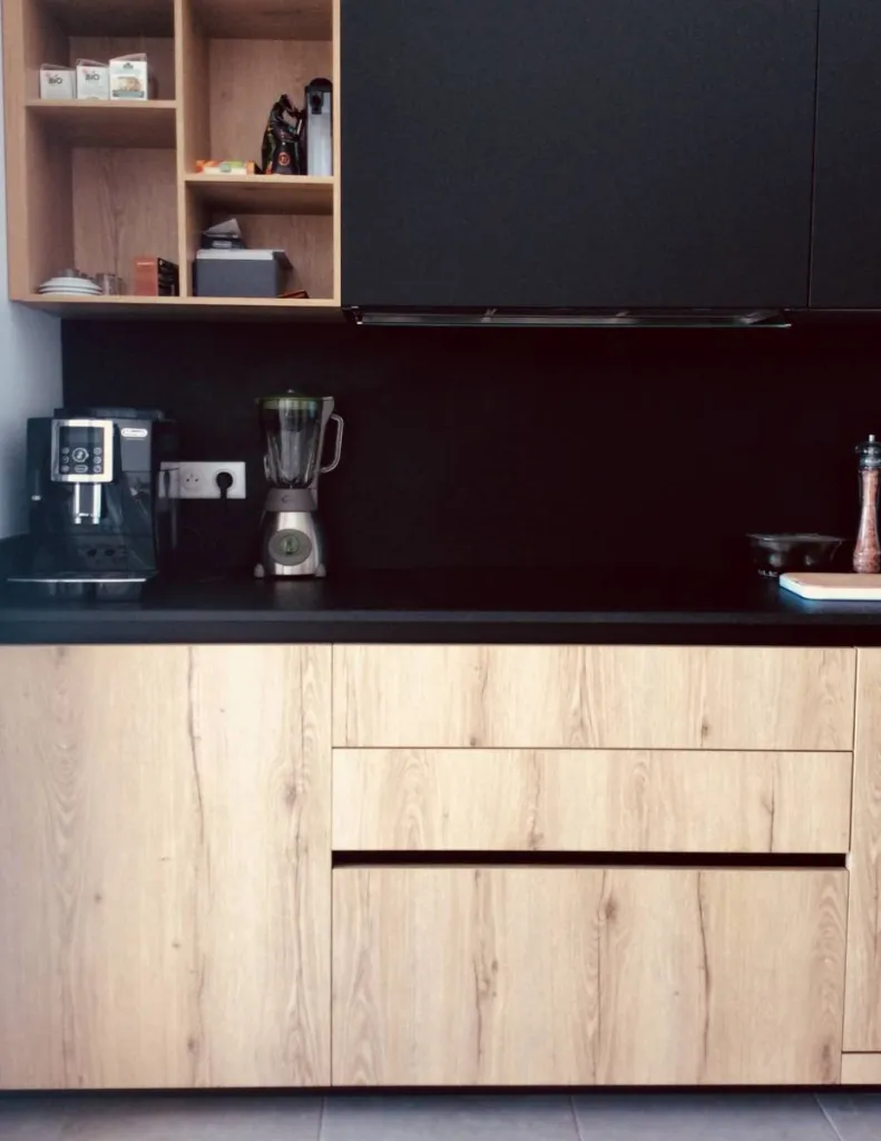 Cuisine équipée bois et granit noir avec installation à Six Fours dans le 83