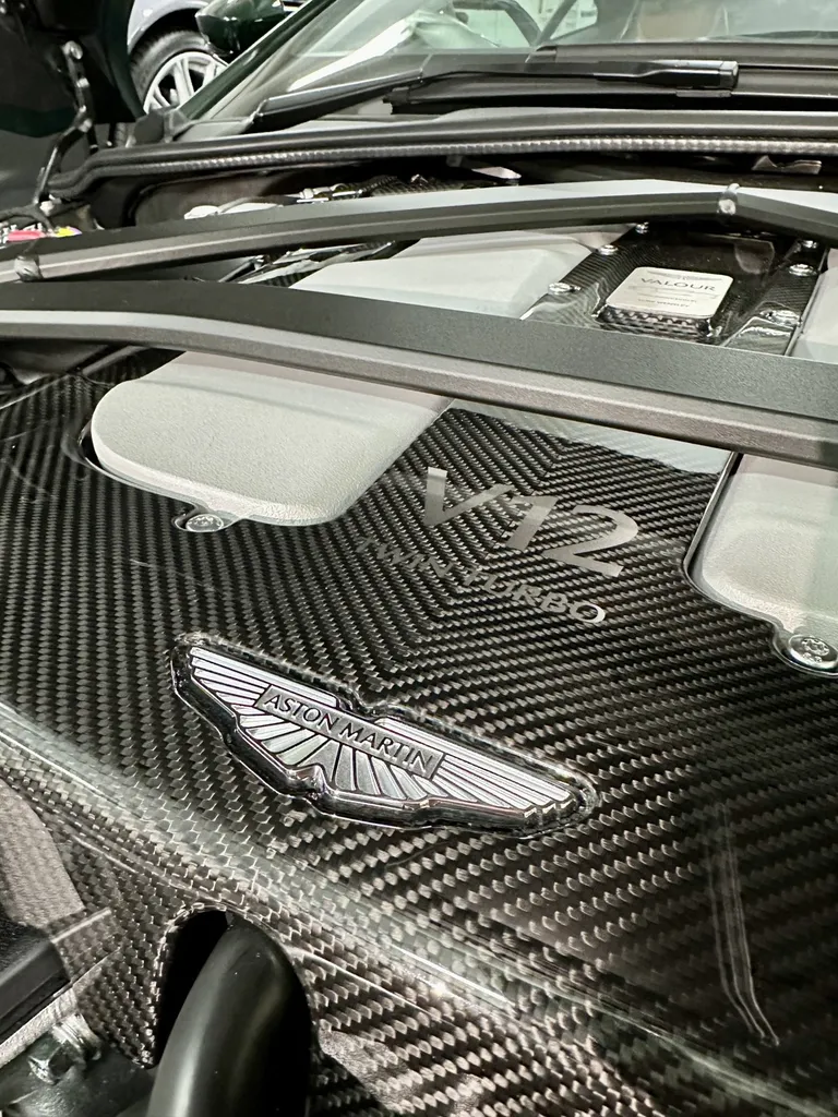 Traitement céramique Lyon protection carosserie Aston Martin Valour 