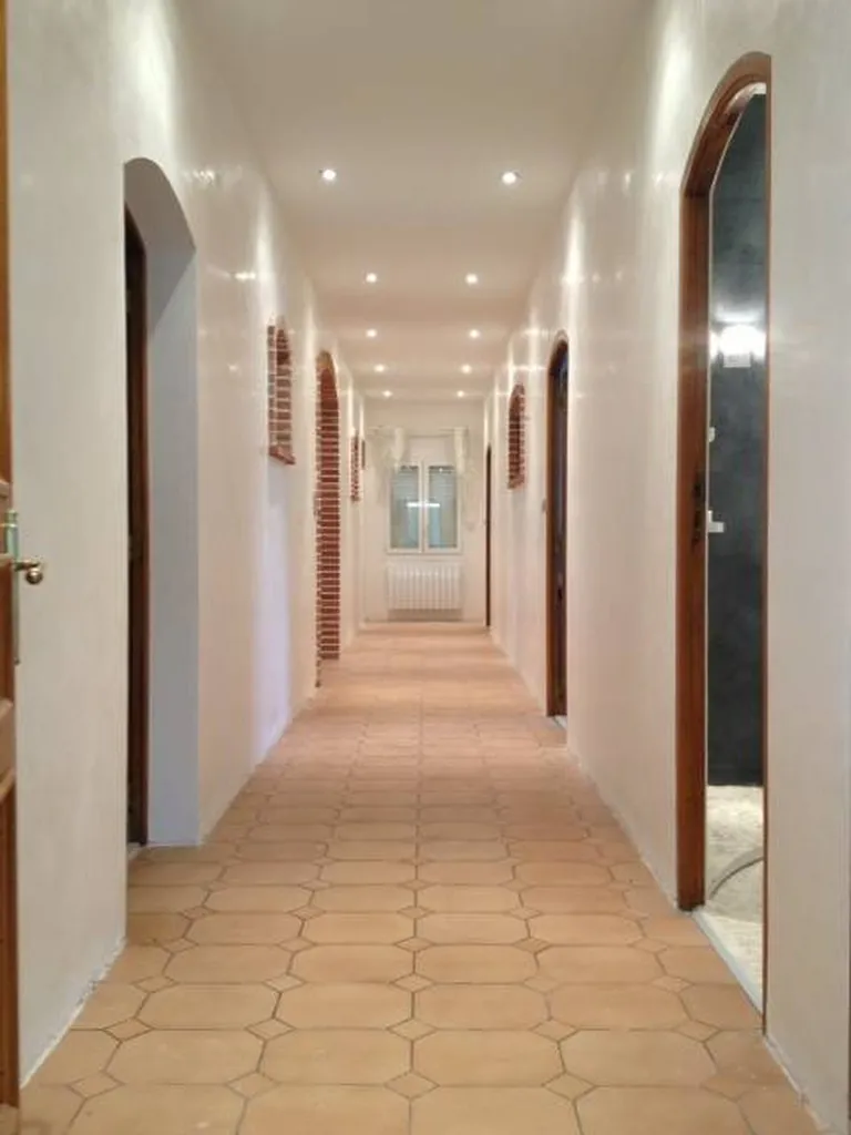  COULOIR-STUC ACRYLIQUE DE TERRE DU MONDE DANS LE VAR