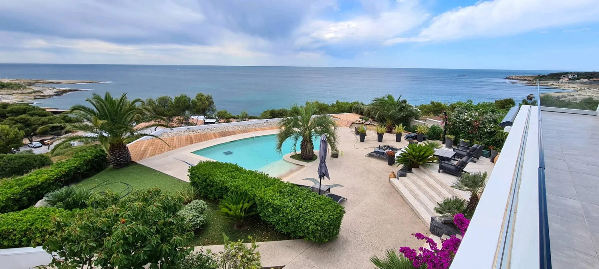 Tour de piscine en bois exotique itauba en bord de mer