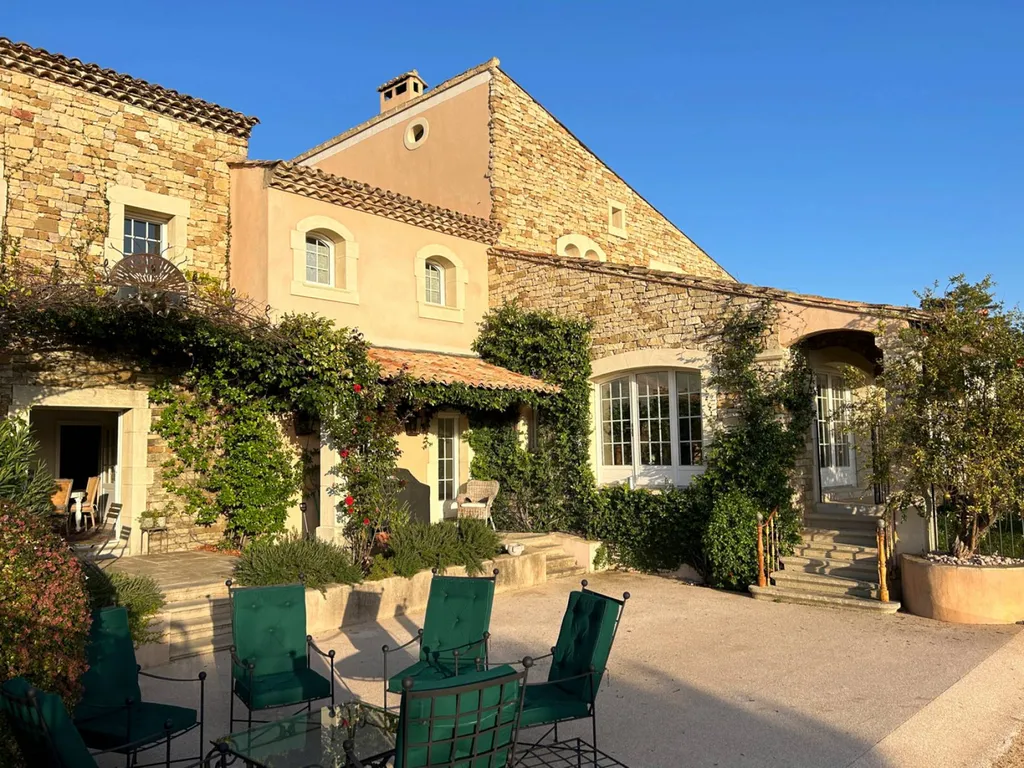 Sablet, aux pieds des Dentelles de Montmirail, spacieuse villa de 645 m² avec piscine XXL.