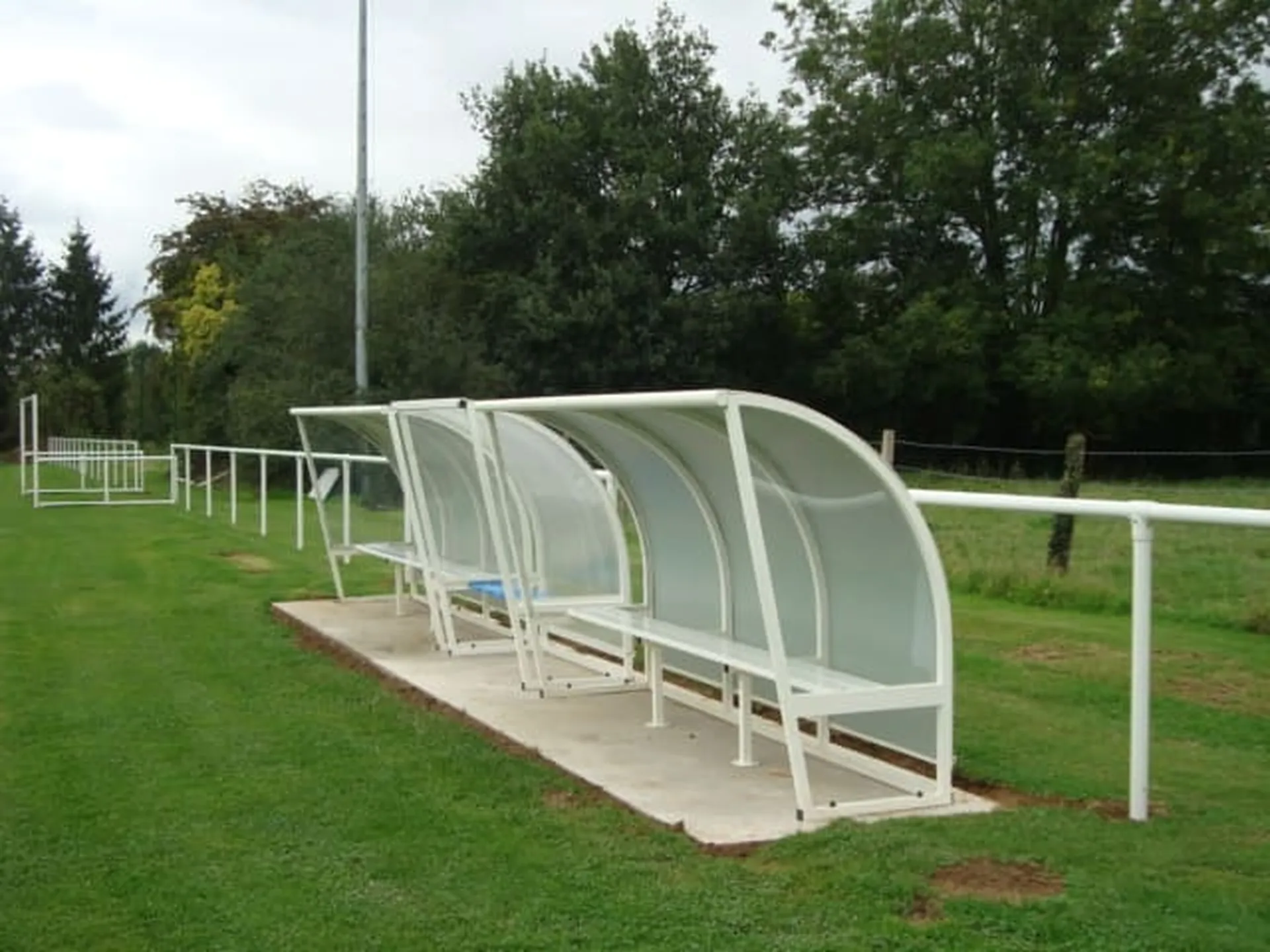 La sécurité et la délimitation de vos terrains sportifs répondent-elles aux exigences de la pratique ? Clôtures Bataille, votre entreprise spécialisée dans l'installation de clôtures, propose des solutions dédiées aux complexes à Cormeilles dans l'Eure.  