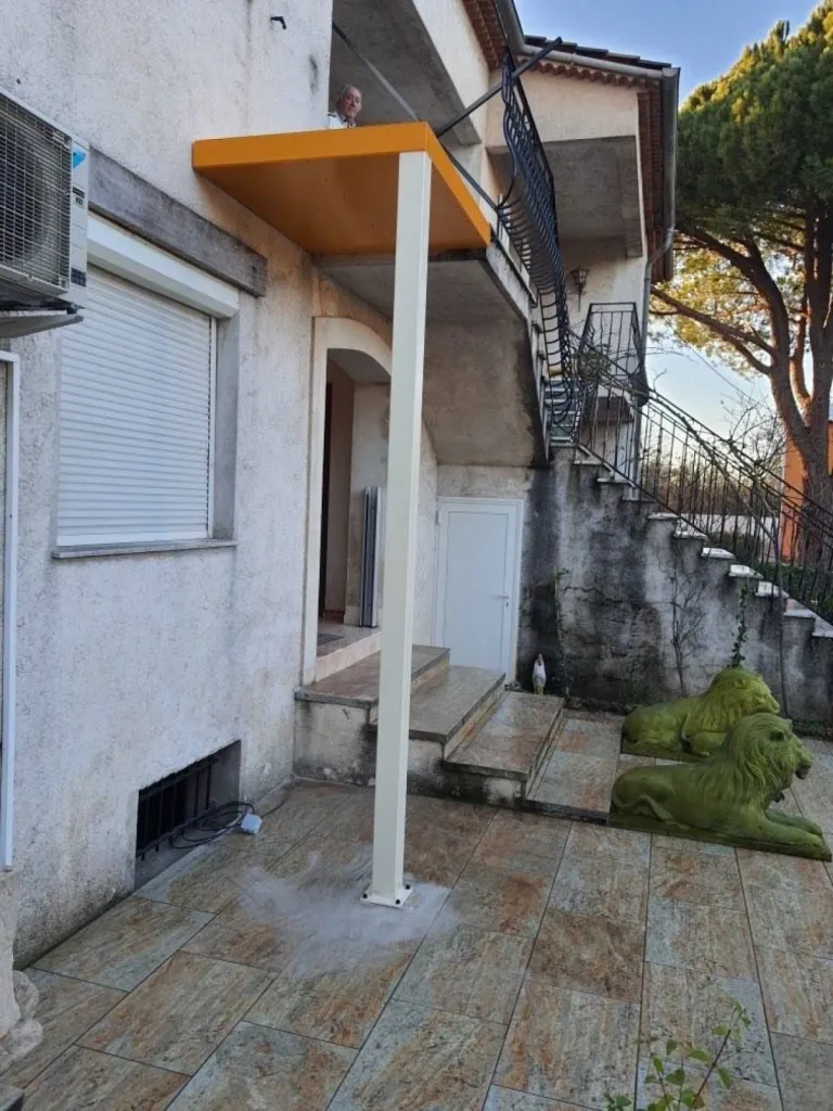 plateforme d'accueil de l'ascenseur avec jambe de force réalisée par Oval'Access à Fréjus près de Toulon