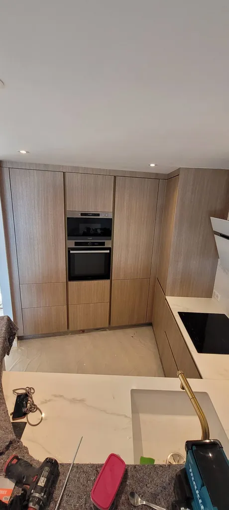 Transformation d'une cuisine avec effet bois clair sur la cote d'azur