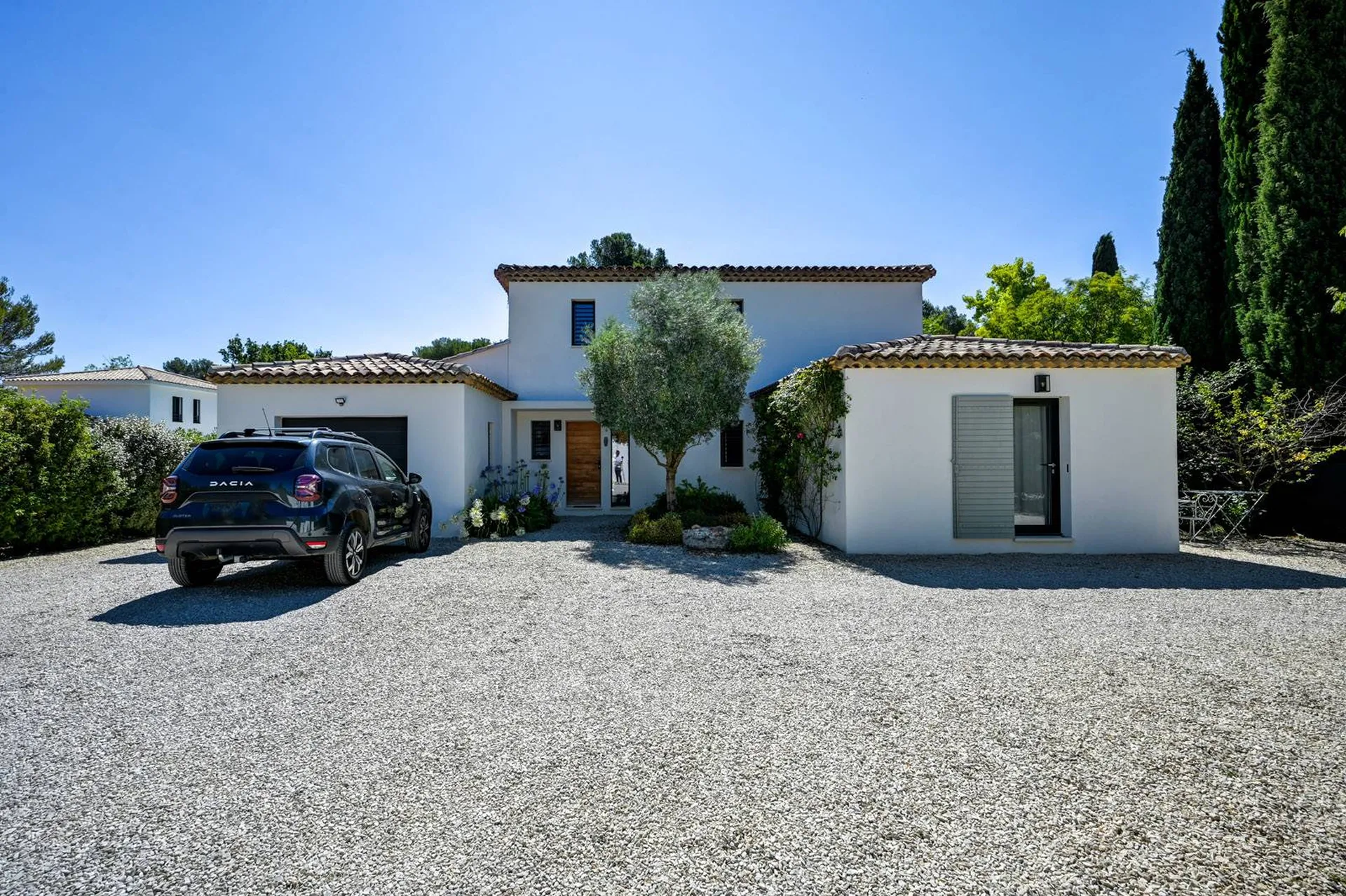 Entrée moderne sur villa traditionnelle 