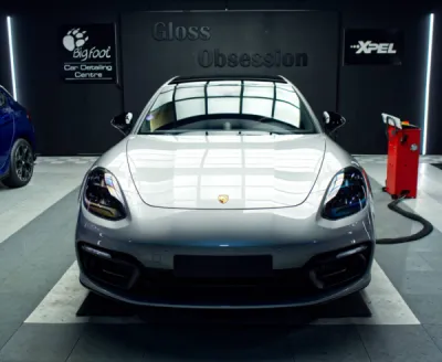 Grâce à la pose experte du film de protection PPF XPEL, cette Porsche Panamera Hybrid 2020 conserve toute sa brillance tout en étant efficacement protégée des rayures et impacts.