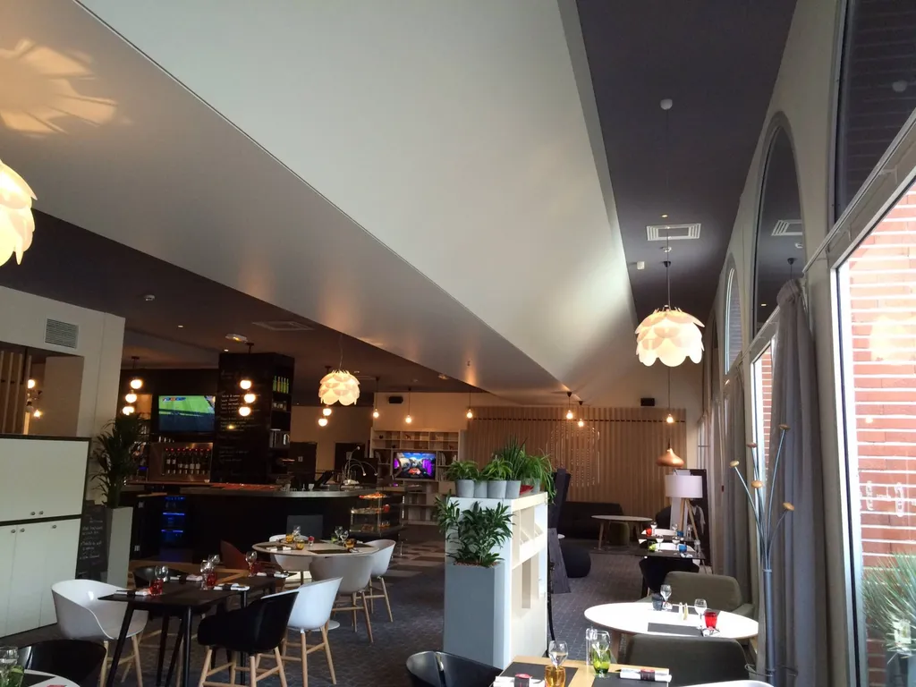 Idées de décoration design et tendance pour les hôtels sur Toulouse - plafonds tendus acoustiques forme 3D by Plafonds Tendus Occitans - Toulouse