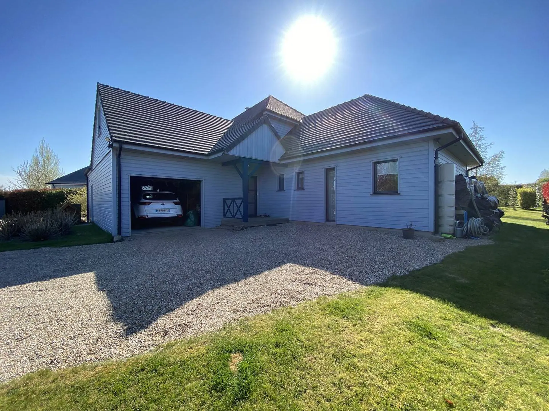 A vendre villa contemporaine lumineuse à 12km de Rouen sur 1492m² de jardin.