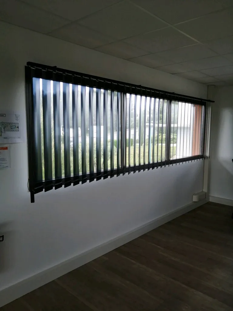 Store films californien et enrouleurs matière films solaire anti chaleurs et occultants Toulon. 83000