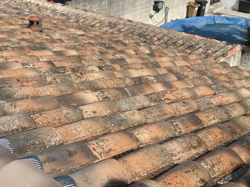 nettoyage et traitement des tuiles d’une toiture de maison sur Saint Victoret près de Martigues