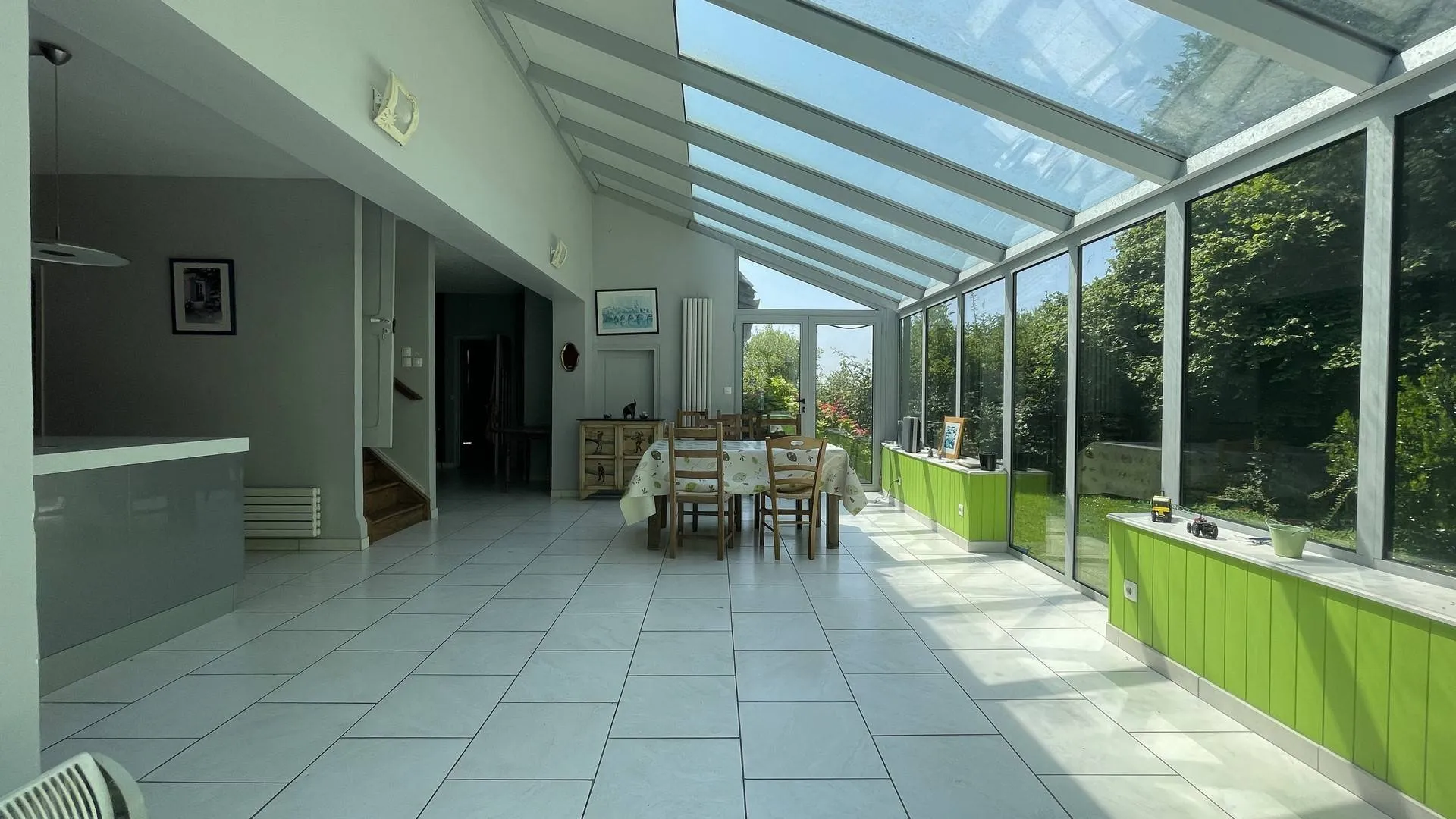 2. Maison de charme en Normandie : une résidence paisible avec entrée spacieuse, cuisine équipée et séjour lumineux.