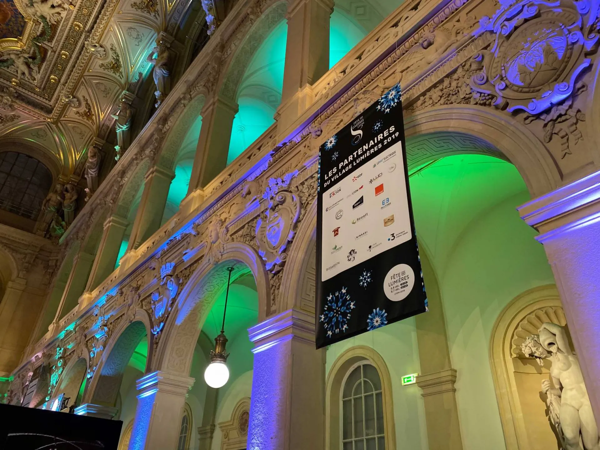 Bâche suspendue en kakémono avec ourlet fête des lumières lyon