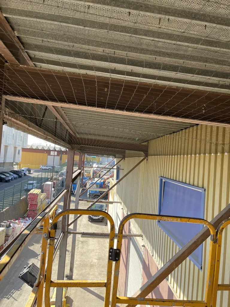 Mise en place de filet suite à une invasion de Pigeons chez ce client Professionnel à Chilly-Mazarin dans le 91