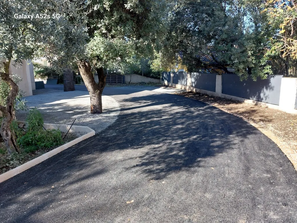 application d'enrobé de bitume noir pour réfection d'un chemin de propriété sur Saint maximin la sainte baume dans ke Var