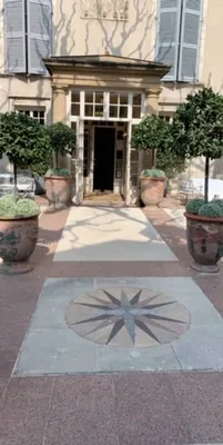 Choisir la référence en matière de transport VTC pour me rendre à l'Hôtel 5 étoiles Avignon Hôtel d' Europe, réservation chauffeur VTC haut de gamme et taxi privé