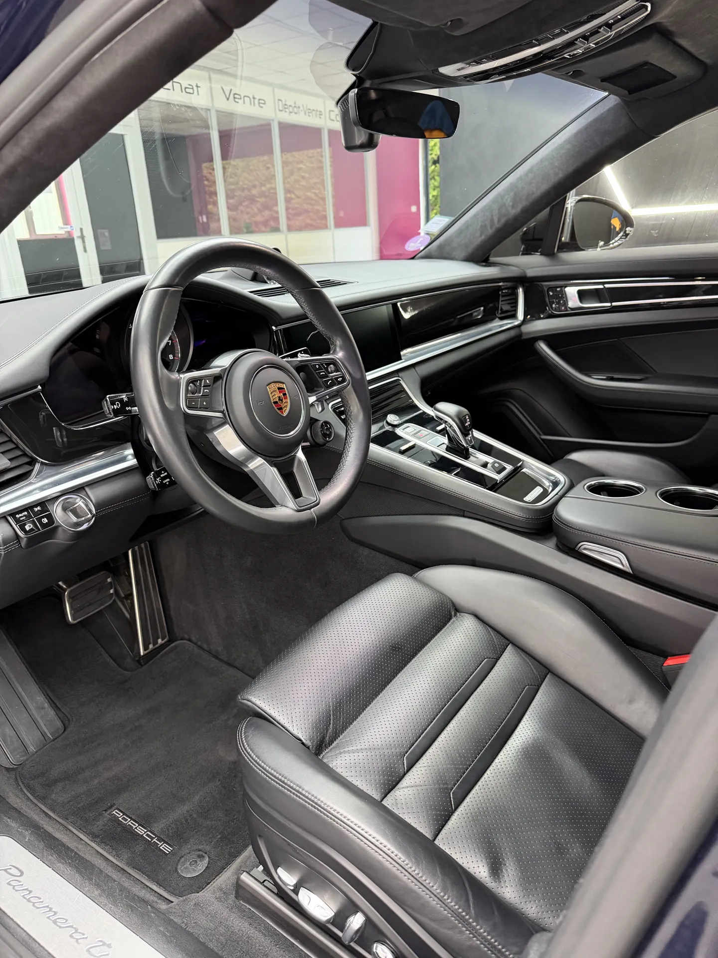 Service premium de nettoyage intérieur et extérieur à Veauche pour Porsche Panamera Turbo avec soin esthétique avancé et finition irréprochable