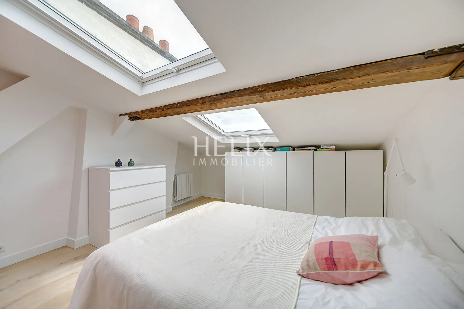 A vendre exceptionnel appartement situé au 4ème et dernier étage dans un immeuble historique à Saint-Germain-en-Laye, de très belles parties communes, hall d'entrée, sécurité, ascenseur.