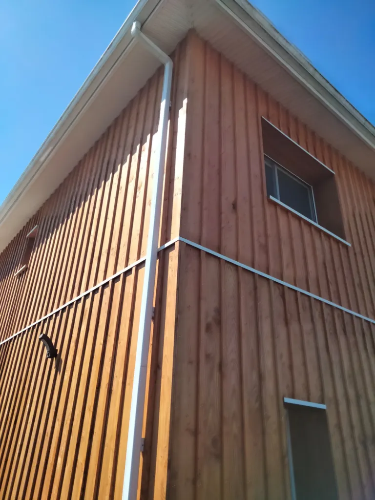 Pose de bardage extérieur en Pin Douglas pour une maison en ossature bois à Arcachon (33)