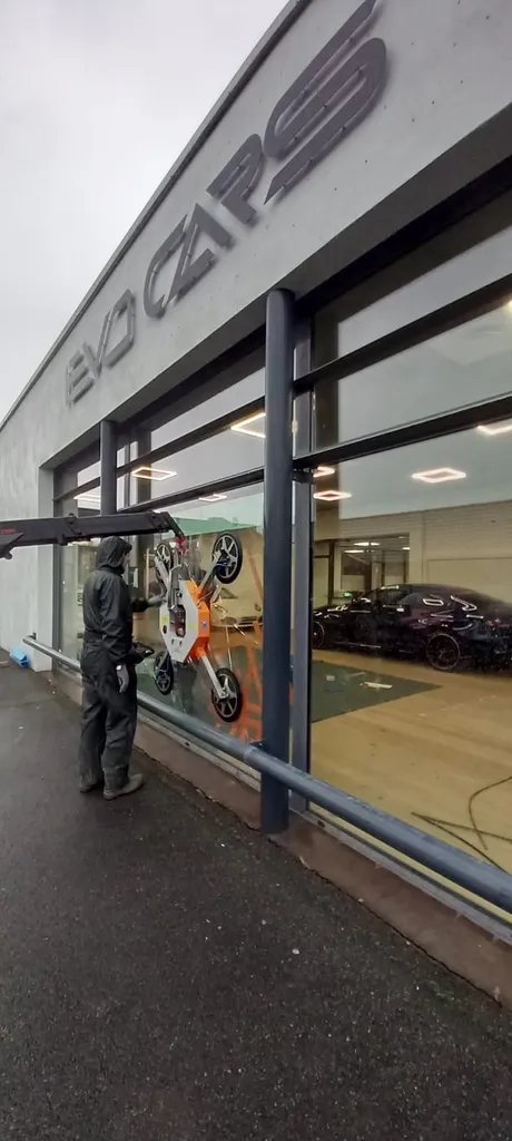 Pose de la vitrine à Gleizé 