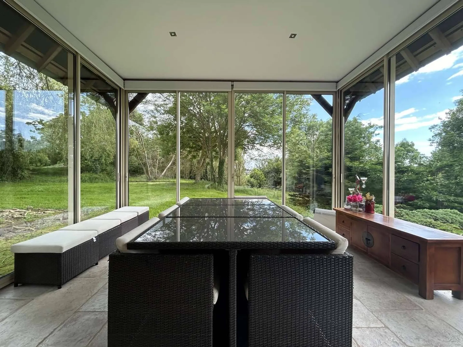 À vendre : Grande longère avec espace de vie généreux, comprenant séjour, salle à manger et véranda. Parfait pour des moments conviviaux en famille.