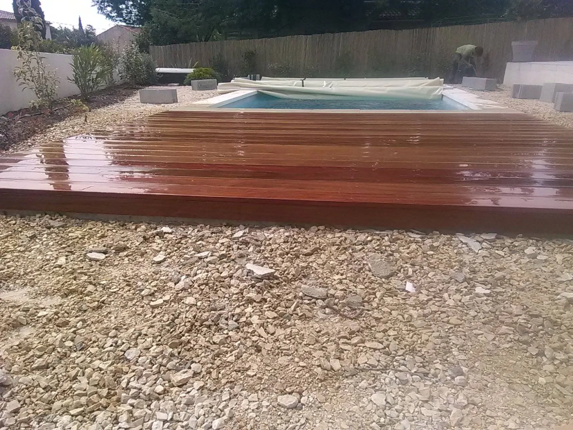 Création de terrasse bois exotique pour une piscine La Fare les Oliviers