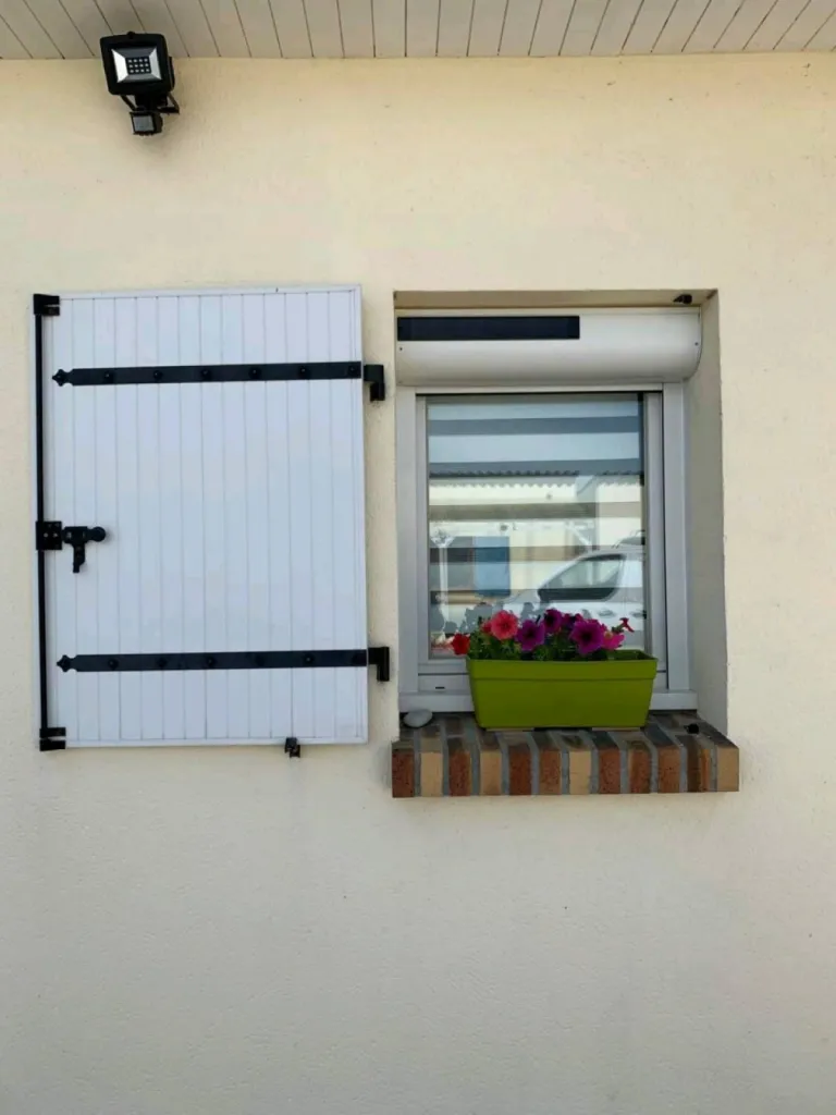 Vente et pose de volets roulants solaires électriques avec moteur SOMFY en aluminium secteur Le Havre (76) proche Ville Haute