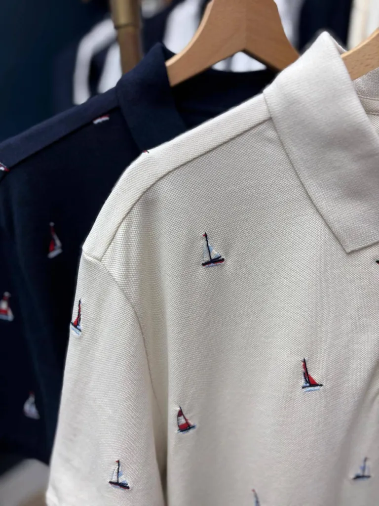 Polo nautique brodé GANT : une touche d'élégance maritime disponible chez La Suite by Urban Chic à Dieppe