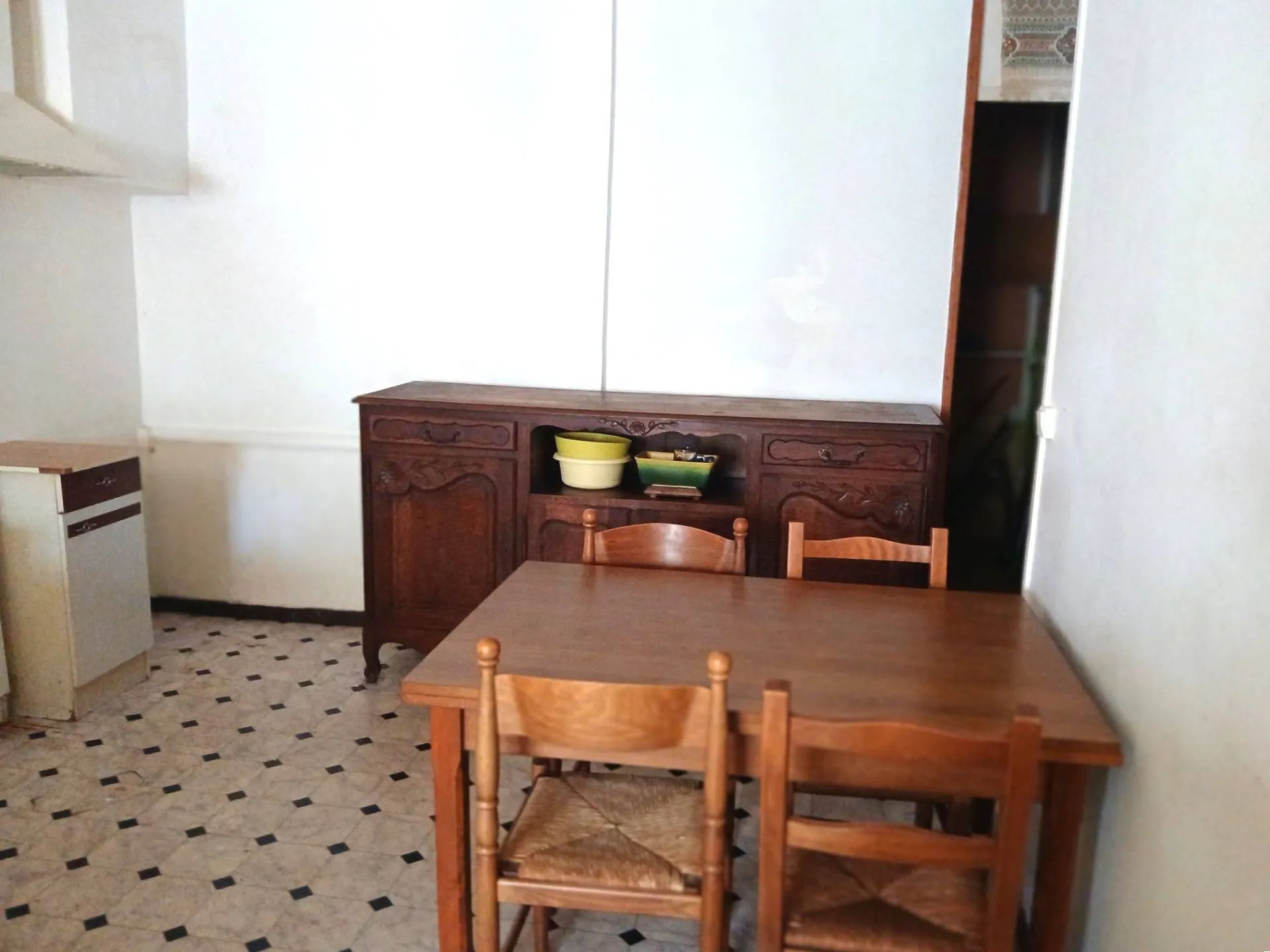 En vente, maison de ville d'environ 90m² habitable, offrant 3 chambres, située proche de toutes les commodités.