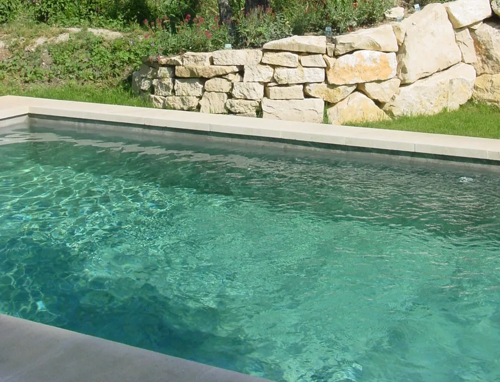 Proche de Villeneuve-lès-Avignon,   maison ancienne au charme Provençal avec piscine et tennis