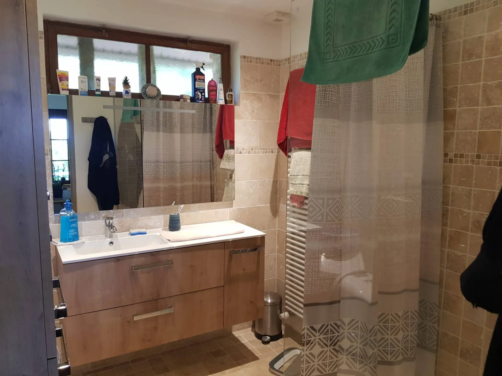 Ravissante fermette normande sur 1.5 ha de prés, entre Neufchâtel en Bray et Forges les eaux, calme absolu. Normandie