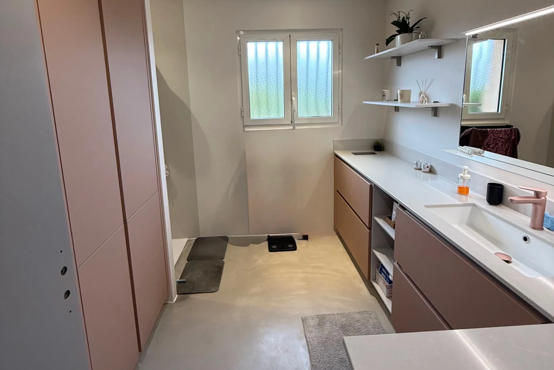 Salle de bain en rose poudrée avec plan de travail silestone et rangements à Fonsorbes à Fonsorbes