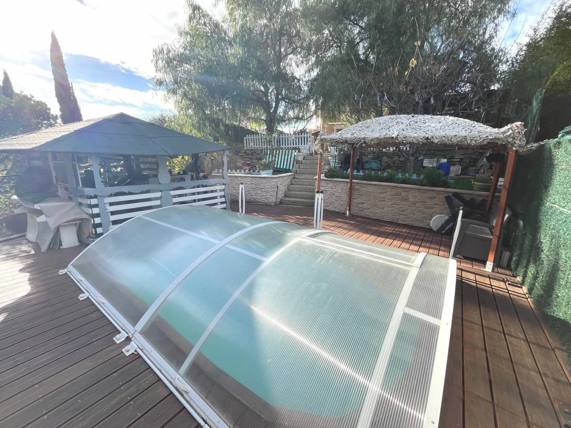 A VENDRE MAISON La Ciotat comprenant 3 logements terrain paysager avec piscine et cuisine d'été