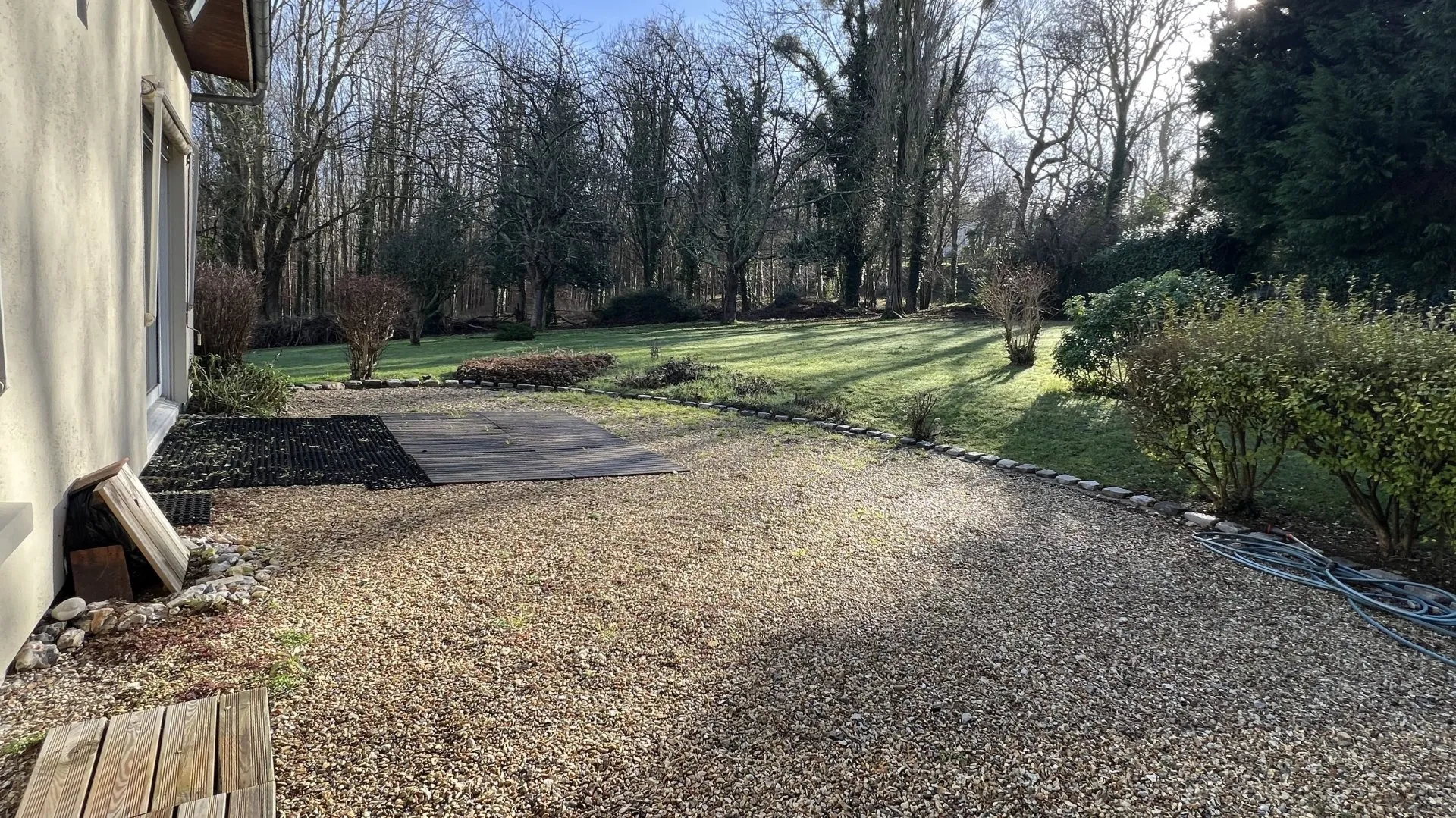 Maison d'Architecte, située à pont-et-Marais de 197 m², Parc paysager de 2 552 m² avec bois privatif