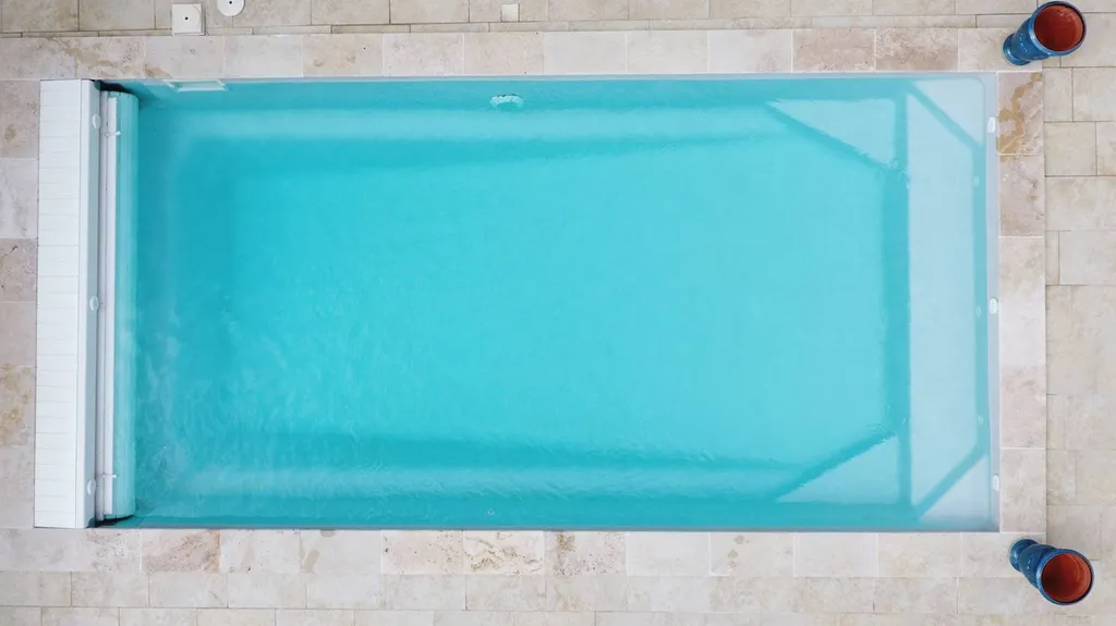 Kryptonite C – piscine coque polyester 7m fond incliné à Carqueiranne, Ollioules et Le Pradet. Conviviale, sécurisée et garantie 30 ans.