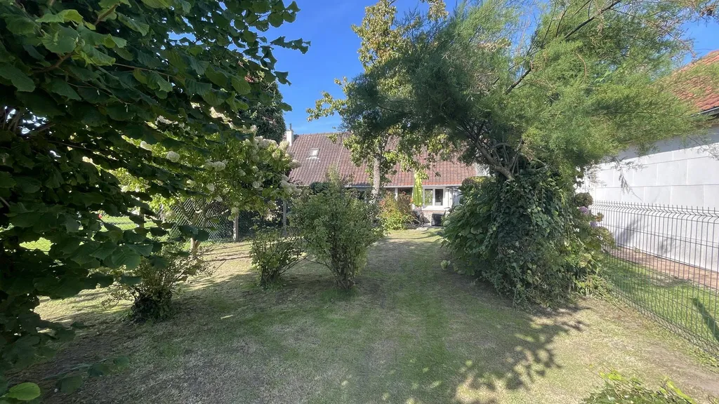 Longère mitoyenne située à Hautot-sur-Mer, d’une superficie habitable d’environ 73 m² et d’environ 91 m² au sol, bâtie sur son terrain de 711 m², Seine Maritime 76.