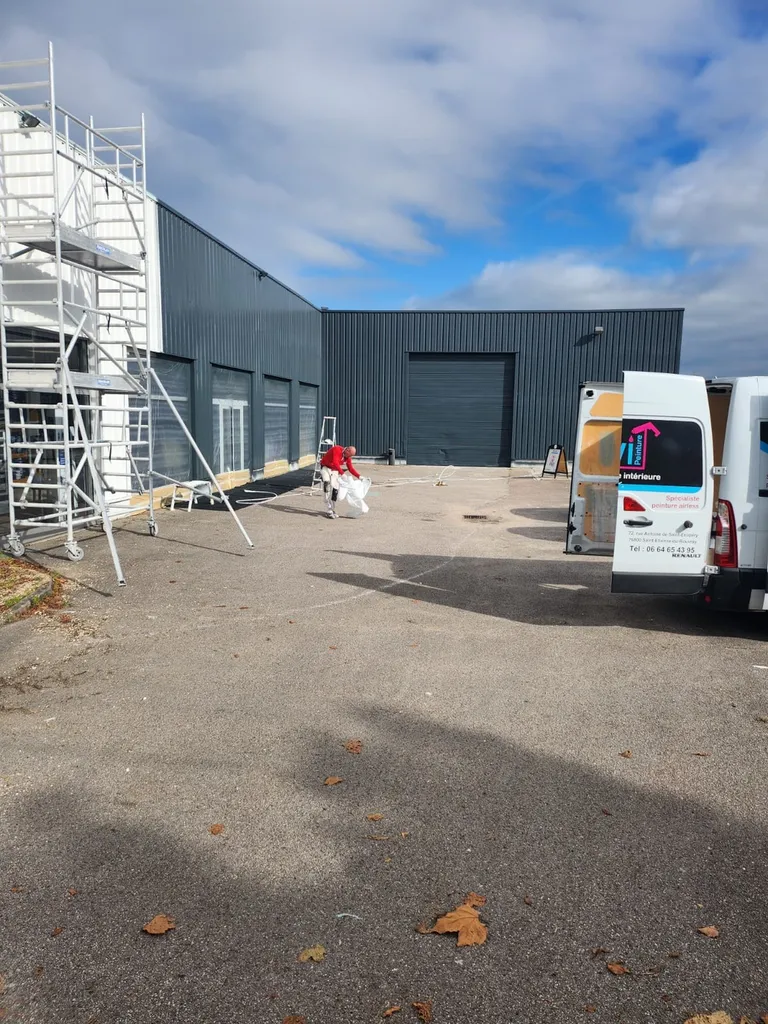 Nettoyage et dégraissage de façade et peinture façade au pistolet airless sur bardage avec échafaudage à ROUEN