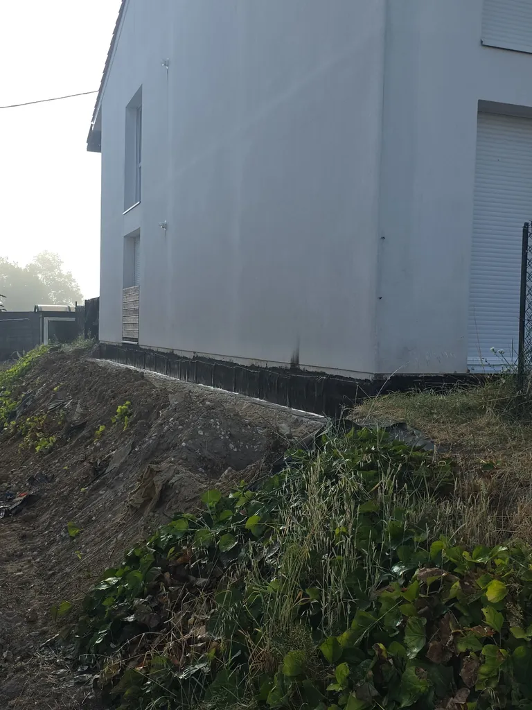 Dans les jardins occupés ou en haut des talus, notre société peut intervenir pour appliquer l'étanchéité des fondations sur Saint Savin (33920)
