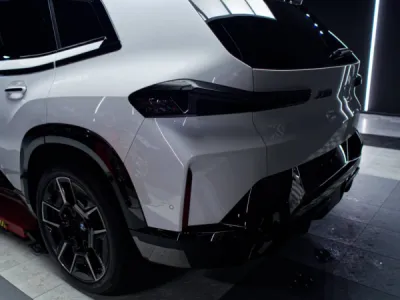 Cette BMW XM bénéficie d’une protection totale grâce à un film de protection PPF XPEL parfaitement ajusté à ses courbes puissantes.