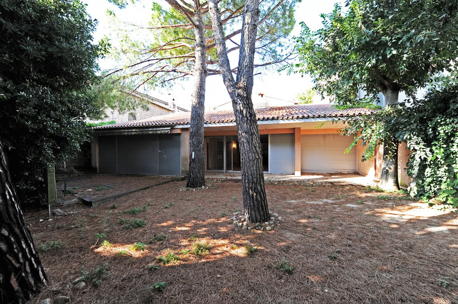 Avignon intra muros, villa avec dépendance et garages sur jardin   
