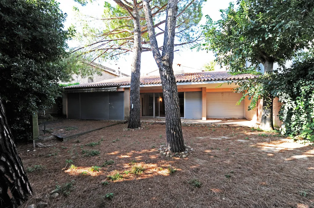 Avignon intra muros, villa avec dépendance et garages sur jardin   